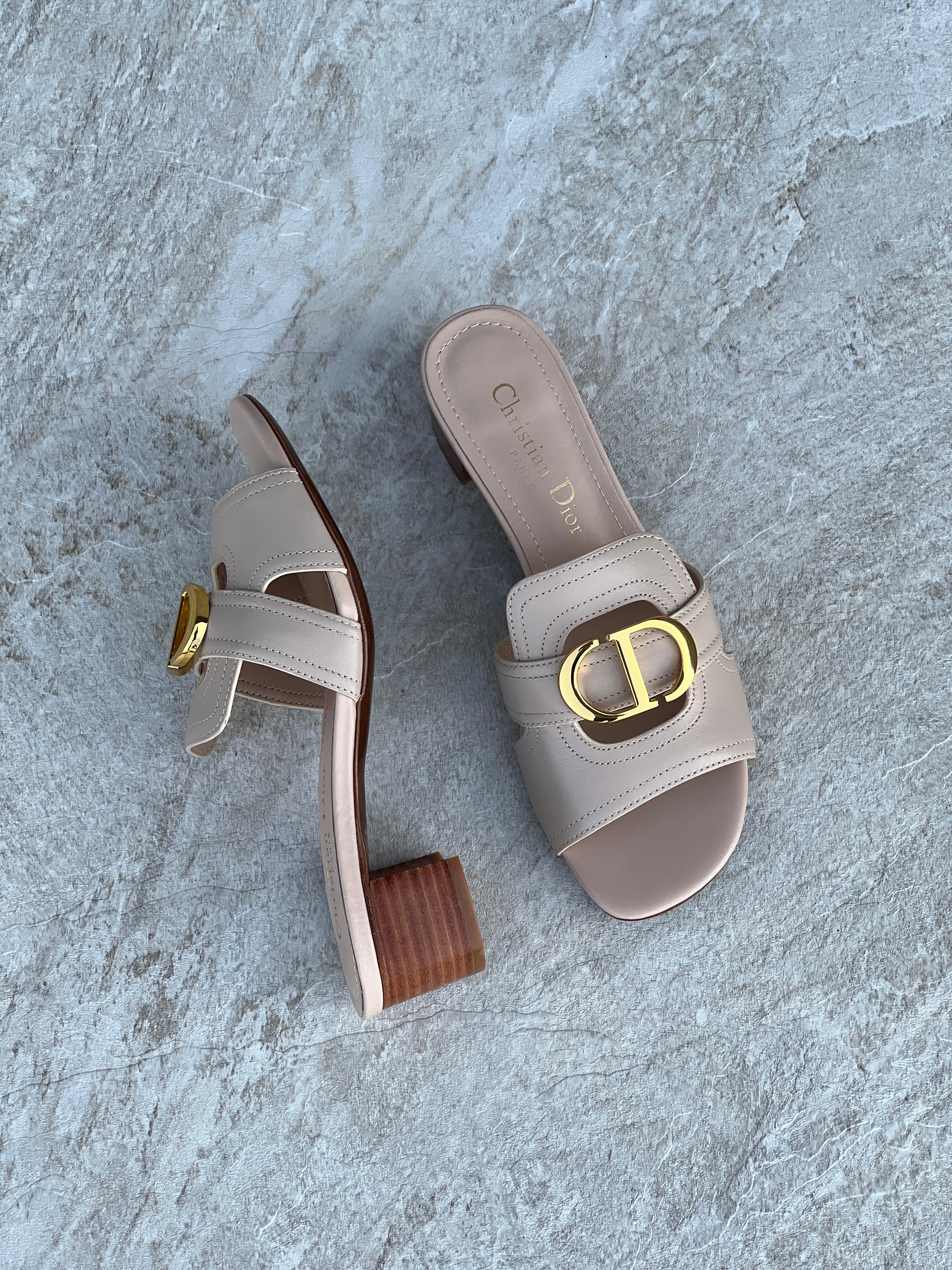 Dior Montaigne Slides